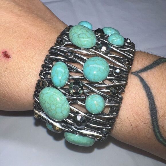 Vintage Silver Tone with Turquoise Cabochon and Faceted beads Stretch Bracelet - Picture 4 of 12
